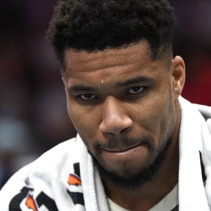 九游官网-无心恋战？字母哥最后时刻伤退&amp;8中4拿到22分13板7助 罚球16中14